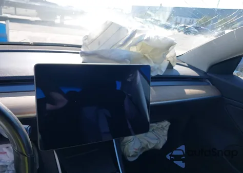 2018 Tesla Model 3 z USA, uszkodzony, nr VIN 5YJ3E1EA3JF048147